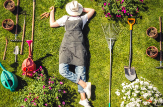 Ručné záhradné náradie: Aké by nemalo chýbať vo vašej základnej výbave?