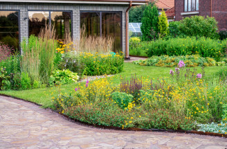 Dažďová záhrada - ako si ju vybudovať, čo do nej zasadiť a ako sa o ňu starať