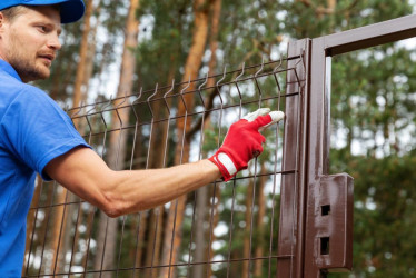 Zvárané pletivo: Spoľahlivé riešenie pre priemyselné a komerčné objekty