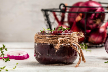Perfektná cibuľa v pohári! Skúste tieto recepty na cibuľové čatní