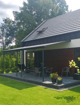 Prístrešky k domu: Praktické riešenie, ktoré zmení vzhľad aj funkčnosť vášho exteriéru