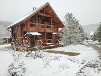 Drevený dom v zime: Tipy, ako zabrániť vlhkosti a stratám tepla