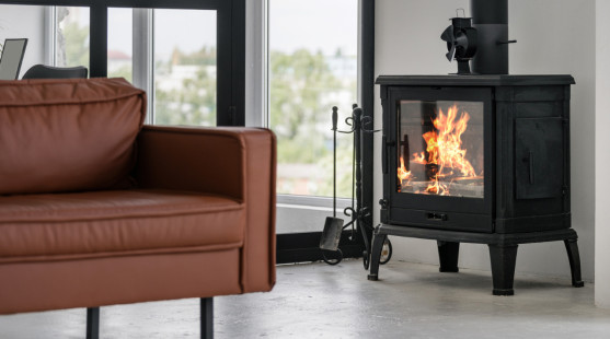 Ako správne kúriť v krbe a krbových kachliach, aby vám ešte dlho a dobre slúžili?