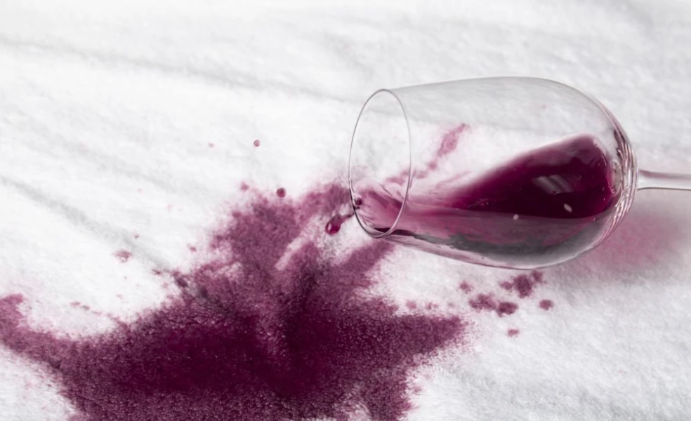 ako odstrániť škvrny od vína, čerešní a omáčok