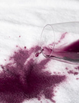 Riešenia a tipy, ako sa zbaviť škvŕn od vína, čerešní a omáčok na obrusoch a oblečení