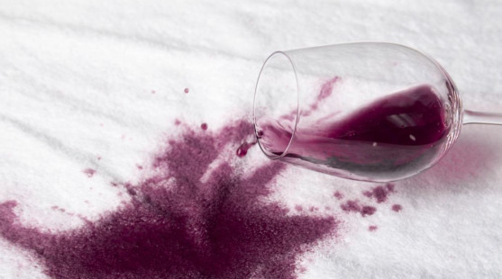 Riešenia a tipy, ako sa zbaviť škvŕn od vína, čerešní a omáčok na obrusoch a oblečení