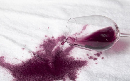 ako odstrániť škvrny od vína, čerešní a omáčok