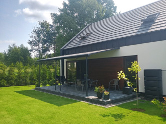 Prístrešky k domu: Praktické riešenie, ktoré zmení vzhľad aj funkčnosť vášho exteriéru