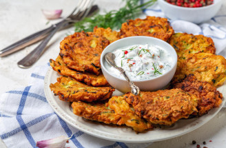 Zemiakové placky pečené v rúre s kyslou smotanou a kôprom – klasika v novej forme