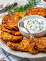 Zemiakové placky pečené v rúre s kyslou smotanou a kôprom – klasika v novej forme