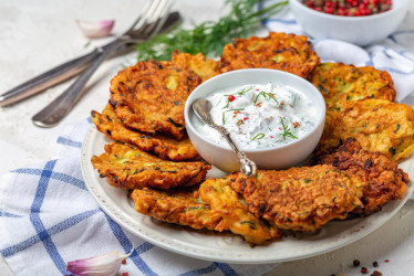 Zemiakové placky pečené v rúre s kyslou smotanou a kôprom – klasika v novej forme