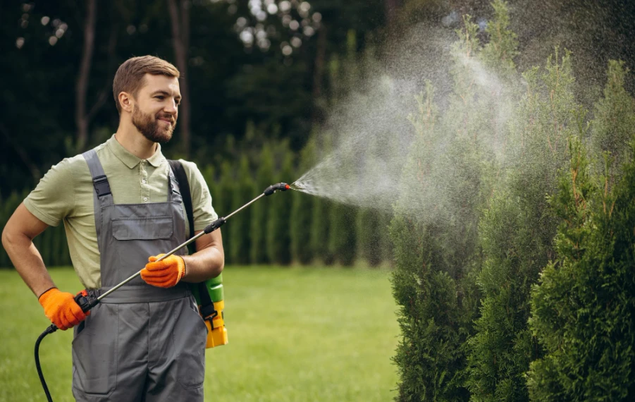 Záhradný postrekovač a rosič