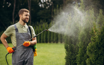 Záhradný postrekovač a rosič