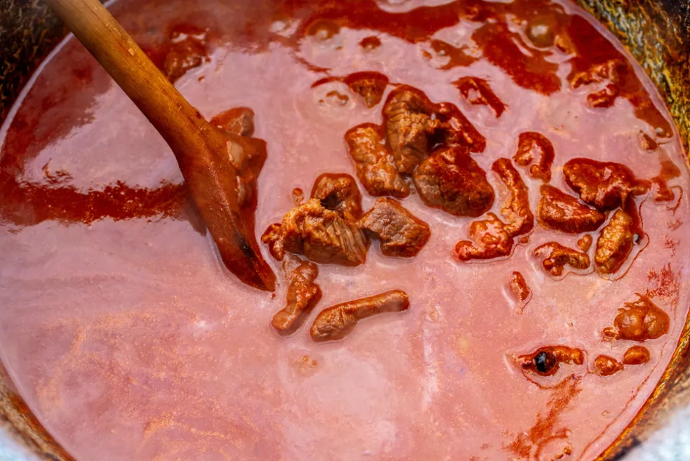 lávovo červená farba guláša