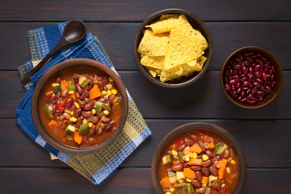 servírovanie vegánskeho chili con carne