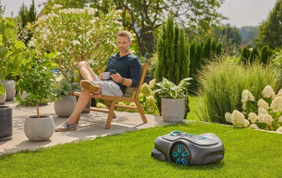 Robotická kosačka pri automatickom kosení trávnika