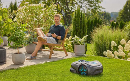 Robotická kosačka pri automatickom kosení trávnika