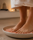 Státie na soli pred spaním: Pomáha lepšie spať alebo ide len o virálny wellness trend?