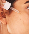 Retinol, retinal alebo retinoidné sérum? Rozdiely, účinky a čo vybrať pre svoju pleť
